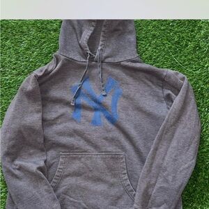 NY Yankees XL Fanatics Gray Hoodie with Blue Logo
